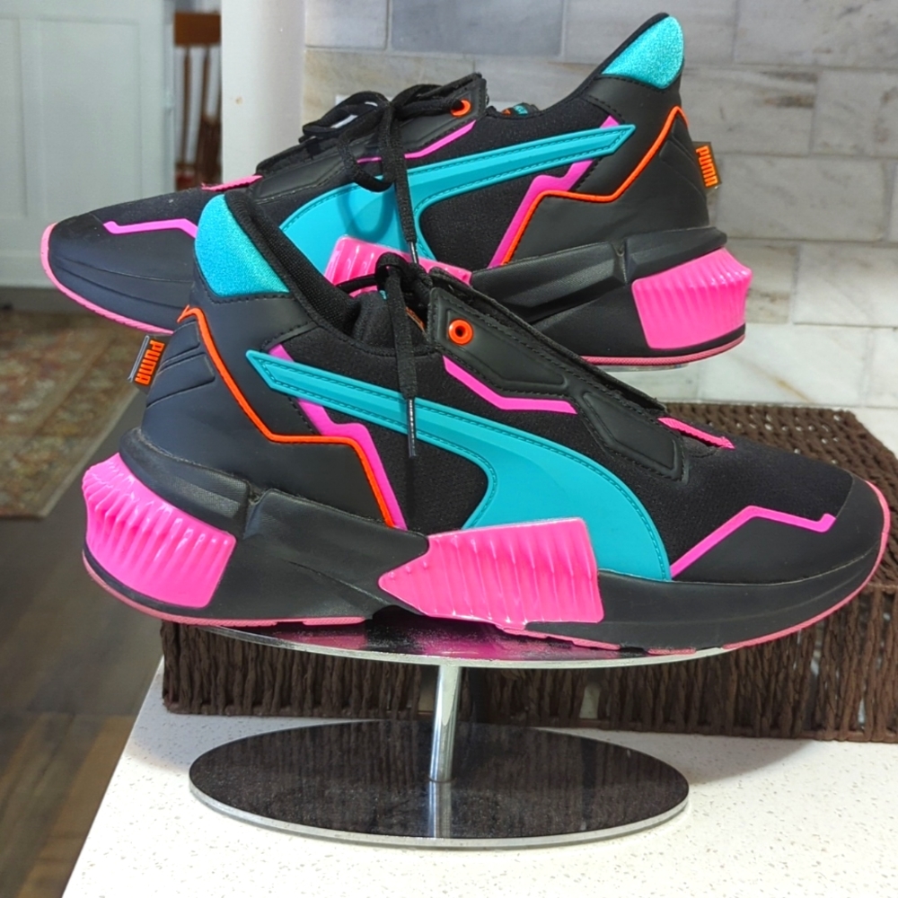 Women's Size 9 Puma Sneakers